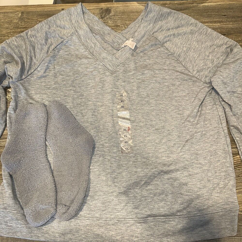 Ambrielle Sleepwear Sweater + Socks Women’s XL Gray Crewneck. NWT. 9